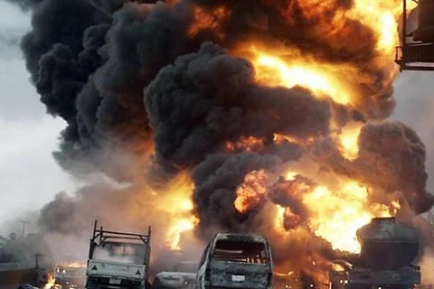 Hiện trường một vụ cháy nổ xe bồn chở dầu ở Nigeria ngày 1/7. (Ảnh: YouTube/TTXVN)