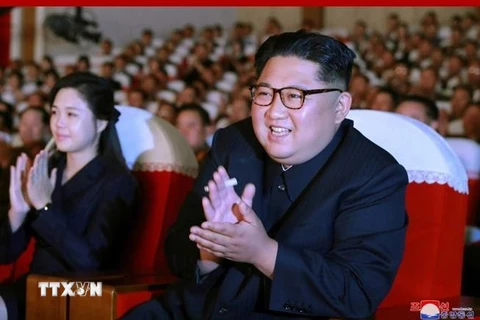 Nhà lãnh đạo Triều Tiên Kim Jong-un (phải) xem buổi biểu diễn nghệ thuật tại Bình Nhưỡng ngày 2/6 vừa qua. (Ảnh: Yonhap/TTXVN)