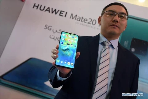 Phụ trách Văn phòng Đại diện Người tiêu dùng BG Kuwait Jiang Guang'ao giới thiệu điện thoại thông minh hỗ trợ 5G HUAWEI Mate 20 X tại sự kiện ra mắt ở Farwaniya Governorate, Kuwait, vào ngày 11/7. (Nguồn: xinhuanet)