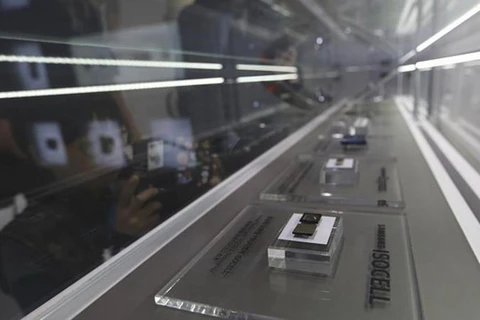 Các chip điện tử của Samsung được trưng bày ở Seoul. (Ảnh: AP)