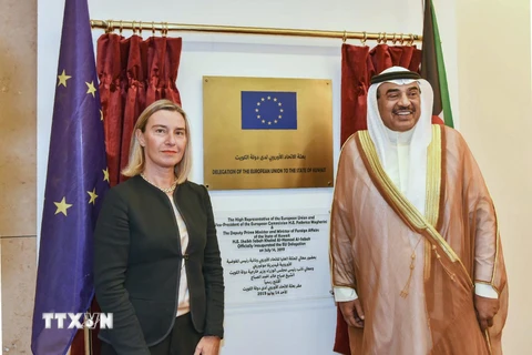 Đại diện cấp cao về đối ngoại của EU, bà Federica Mogherini (trái) và Ngoại trưởng Kuwait Sabah Khaled Al-Sabah (phải) tại lễ khai trương văn phòng của EU ở Kuwait ngày 14/7. (Ảnh: AFP/TTXVN)