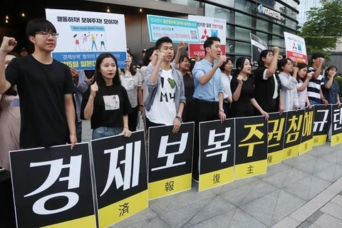 Người Hàn Quốc biểu tình phản đối Nhật Bản hạn chế xuất khẩu. (Ảnh: Yonhap)