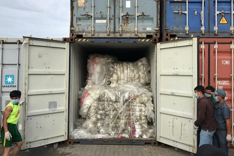 Kiểm tra các container rác thải nhựa bất hợp pháp tại cảng ở Sihanoukville của Campuchia ngày 17/7. (Ảnh: AFP/TTXVN)
