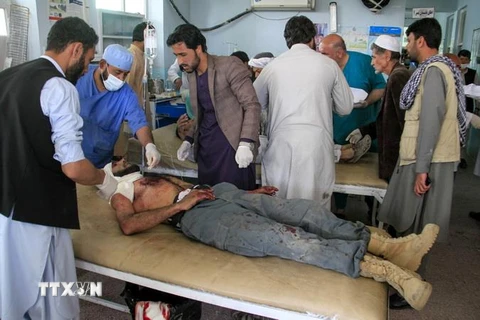 Điều trị cho một nạn nhân bị thương. (Ảnh minh họa: AFP/TTXVN)