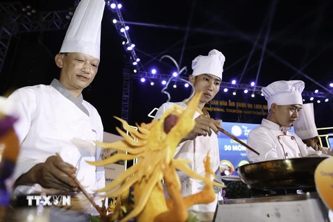 Các nghệ nhân đang chế biến món ăn từ lươn với nhiều hương vị khác nhau. (Ảnh: Bích Huệ/TTXVN)