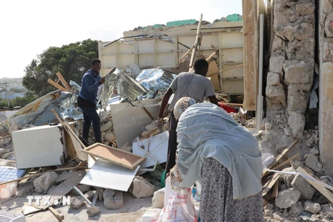 Hiện trường một vụ đánh bom xe gần tòa nhà Quốc hội ở Mogadishu. (Ảnh: AFP/TTXVN)