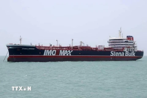 Tàu chở dầu "Stena Impero" treo cờ anh neo tại cảng ở Bandar Abbas, Iran sau khi bị bắt giữ ngày 20/7 vừa qua. (Ảnh: AFP/TTXVN)