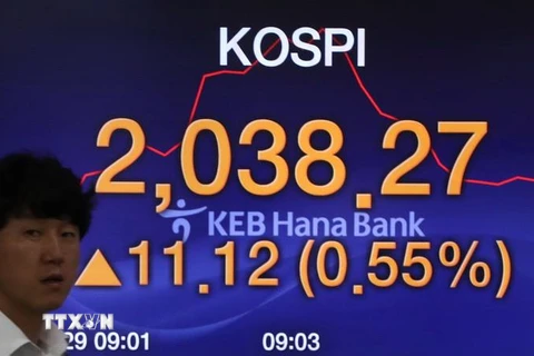 Bảng tỷ giá chứng khoán trong một phiên giao dịch tại ngân hàng Hana ở thủ đô Seoul của Hàn Quốc. (Ảnh: Yonhap/TTXVN)