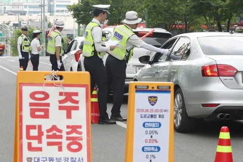 Cảnh sát Hàn Quốc yêu cầu tài xế thổi vào máy dò rượu ở thành phố Daegu ngày 25/6 vừa qua. (Nguồn: Yonhap)