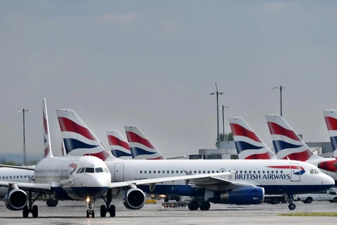 Máy bay của Hãng hàng không British Airways đỗ tại sân bay Heathrow ở London của Anh. (Ảnh: AFP/TTXVN)
