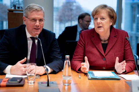 Thủ tướng Đức Angela Merkel (phải) và Chủ tịch Ủy ban Đối ngoại Hạ viện Đức Norbert Roettgen. (Ảnh: AFP/TTXVN)