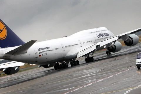 Máy bay thuộc hãng hàng không Lufthansa của Đức đỗ tại sân bay ở Frankfurt am Main. (Ảnh: AFP/TTXVN)