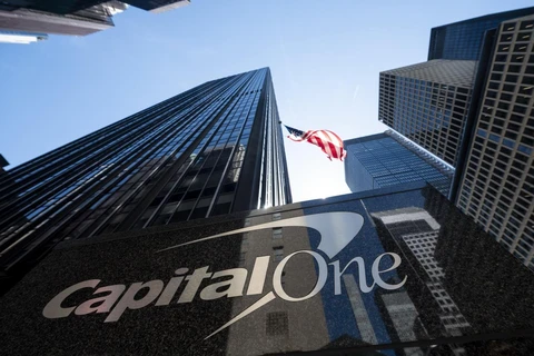 Trụ sở ngân hàng Capital One tại New York của Mỹ. (Ảnh: AFP/TTXVN)