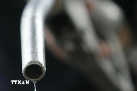 Bơm xăng cho các phương tiện. (Ảnh: AFP/TTXVN)