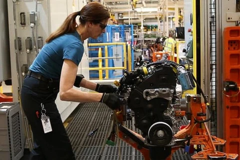 Một nhân viên đang làm việc trên một dây chuyền sản xuất động cơ tại nhà máy Ford, ở Dagenham của London. (Nguồn: Getty Images)