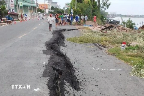 Các vết răn nứt trên mặt đường Quốc lộ 91 đoạn qua xã Bình Mỹ, huyện Châu Phú tiếp tục phát triển rộng, có khả năng sạt lở bất cứ lúc nào. (Ảnh: Công Mạo/TTXVN)