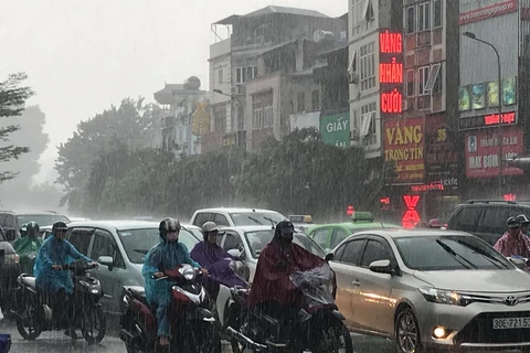 Mưa lớn làm tắc nghẽn giao thông ở Hà Nội. (Ảnh: Trọng Đạt/TTXVN)