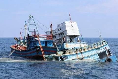 Tàu cá Indonesia chở hơn 30 người bị đắm ngoài khơi Nam Kalimantan