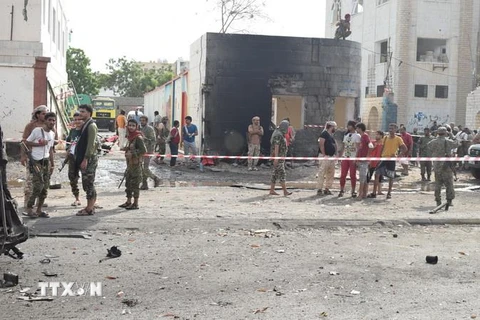 Hiện trường vụ đánh bom xe nhằm vào đồn cảnh sát ở Aden của Yemen, ngày 1/8. (Ảnh: THX/TTXVN)