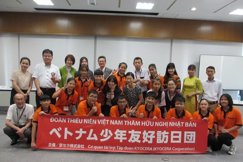 Đoàn thiếu niên Việt Nam chụp ảnh lưu niệm với các gia đình tham gia chương trình homestay. (Ảnh: Đào Tùng/TTXVN)
