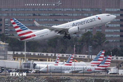 Máy bay Boeing 737 của Hãng hàng không American Airlines cất cánh tại sân bay quốc tế Ronald Reagan Washington ở Arlington, Virginia của Mỹ. (Ảnh: AFP/TTXVN)