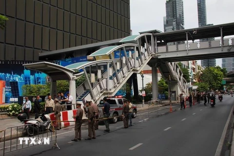 Cảnh sát điều tra tại hiện trường vụ nổ ở Bangkok của Thái Lan, ngày 2/8 vừa qua. (Ảnh: THX/TTXVN)