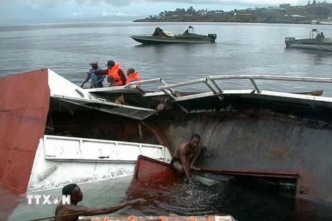 Thợ lặn tìm kiếm nạn nhân tại hiện trường một vụ chìm thuyền ở CHDC Congo. (Ảnh: AFP/TTXVN)