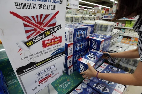 Bảng thông báo không bán, không mua các sản phẩm từ Nhật Bản tại một siêu thị ở Seoul của Hàn Quốc. (Ảnh: Yonhap/TTXVN)