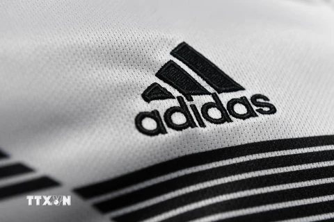 Biểu tượng Adidas. (Ảnh: AFP/TTXVN)