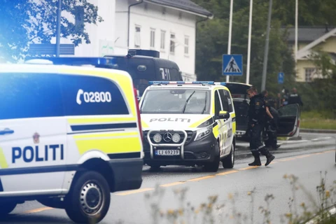 Cảnh sát phong tỏa hiện trường vụ nổ súng tại Trung tâm Hồi giáo Al-Noor ở Baerum, ngoại ô Oslo của Na Uy ngày 10/8. (Ảnh: THX/TTXVN)