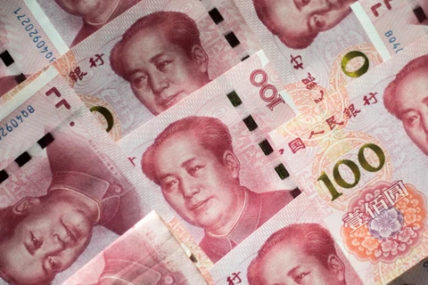Đồng tiền mệnh giá 100 nhân dân tệ tại Bắc Kinh của Trung Quốc. (Ảnh: AFP/TTXVN)