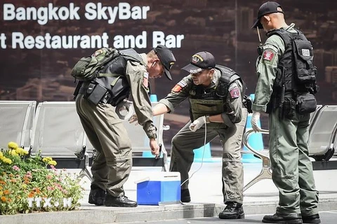 Lực lượng rà phá bom làm nhiệm vụ tại hiện trường vụ nổ ở Bangkok, Thái Lan, ngày 2/8 vừa qua. (Ảnh: AFP/TTXVN)
