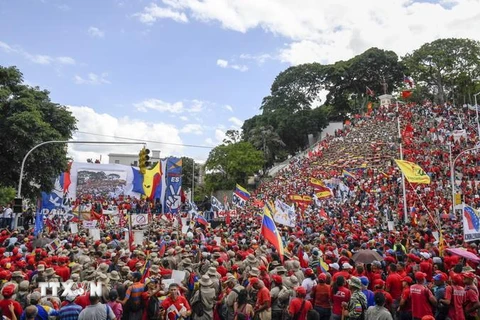 Người dân tham gia tuần hành phản đối các biện pháp trừng phạt của Mỹ tại Caracas của Venezuela, ngày 10/8. (Ảnh: AFP/TTXVN)