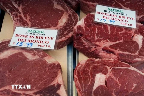 Thịt bò được bày bán tại một chợ ở Washington, DC của Mỹ. (Ảnh: AFP/TTXVN)