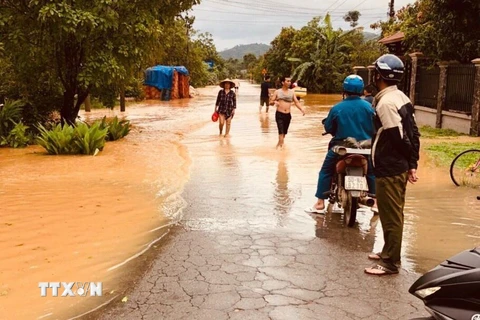 Nước lũ đã rút, người dân huyện Tân Phú bắt đầu trở về dọp dẹp vệ sinh nhà cửa. (Ảnh: Sỹ Tuyên/TTXVN)