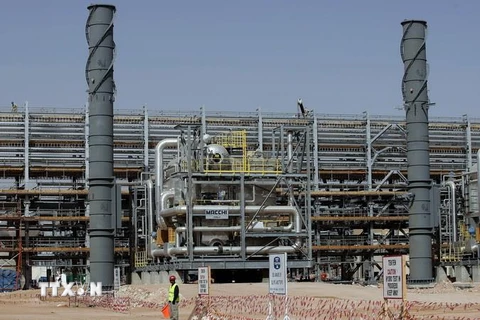 Cơ sở khai thác dầu của Công ty dầu mỏ quốc gia Saudi Aramco trên sa mạc Saudi Arabia, cách thủ đô Riyadh khoảng 100km về phía Đông. (Ảnh: AFP/TTXVN)