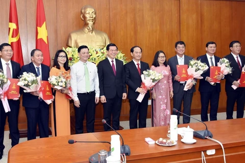 Lãnh đạo Tỉnh ủy Bà Rịa-Vũng Tàu trao Quyết định và tặng hoa các cán bộ được phân công công tác mới. (Ảnh: Ngọc Sơn/TTXVN)