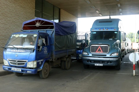 Các xe tải xếp hàng chờ được làm thủ tục thông quan tại Cửa khẩu đường bộ Kim Thành trong sáng 14/8. (Ảnh: Quốc Khánh/TTXVN)