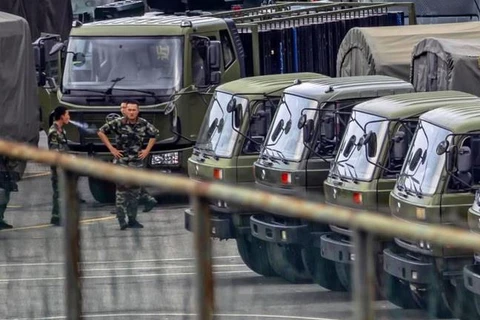 Các thành viên của Lực lượng Cảnh sát Vũ trang Nhân dân Trung Quốc gần biên giới với Hong Kong. (Nguồn: EPA-EFE) 