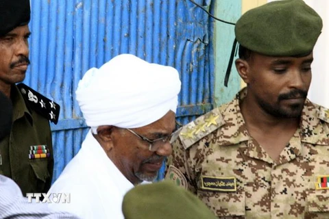 Lực lượng an ninh áp giải cựu Tổng thống Omar al-Bashir từ nhà tù Kober tới văn phòng công tố ở phía Bắc thủ đô Khartoum ngày 16/6 vừa qua. (Ảnh: AFP/TTXVN)