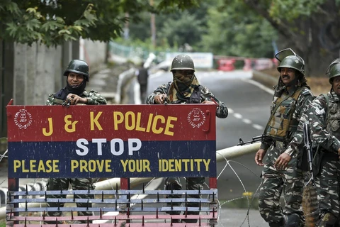 Lực lượng an ninh gác trên một đường phố ở Srinagar, bang Kashmir của Ấn Độ ngày 17/8. (Ảnh: AFP/TTXVN)