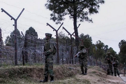 Binh sỹ tuần tra dọc Ranh giới kiểm soát ở huyện Poonch thuộc bang Jammu và Kashmir. (Ảnh: PTI/TTXVN)