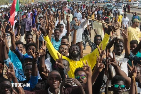Người dân Sudan vui mừng sau khi của Hội đồng quân sự chuyển tiếp tại Sudan (TMC) và Liên minh tự do và thay đổi (FFC) đạt thỏa thuận về tuyên bố Hiến pháp, tại Khartoum ngày 3/8 vừa qua. (Ảnh: THX/TTXVN)