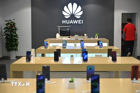Biểu tượng Huawei tại một cửa hàng ở Thượng Hải của Trung Quốc, ngày 26/5 vừa qua. (Ảnh: AFP/TTXVN)