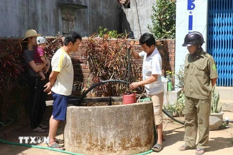 Người dân xã Sơn Long, huyện Sơn Hòa gặp khó khăn do nước sinh hoạt từ các giếng đào đã cạn kiệt. (Ảnh: Phạm Cường/TTXVN)