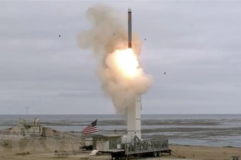 Vụ thử tên lửa hành trình phóng từ mặt đất tại đảo San Nicolas, bang California (Mỹ) ngày 18/8. (Ảnh: AFP/TTXVN)