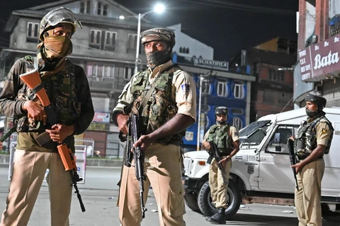 Cảnh sát gác trên các đường phố ở Srinagar của Ấn Độ. (Ảnh: AFP/TTXVN)