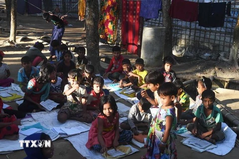 Trẻ em Rohingya tại một lớp học ở trại tị nạn Kutupalong, Ukhia của Bangladesh. (Ảnh: AFP/TTXVN)
