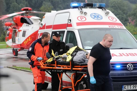 Lực lượng cứu hộ chuyển người bị thương do sét đánh ở dãy núi Tatra, phía nam Ba Lan đến bệnh viện, ngày 22/8. (Ảnh: PAP/TTXVN)