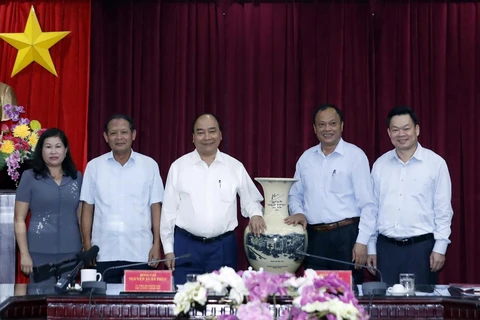 Thủ tướng Nguyễn Xuân Phúc tặng quà lưu niệm cho tỉnh Bắc Kạn. (Ảnh: Thống Nhất/TTXVN)